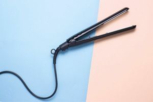 Cum să alegi o placă de &icirc;ndreptat părul pentru keratina și restaurarea părului